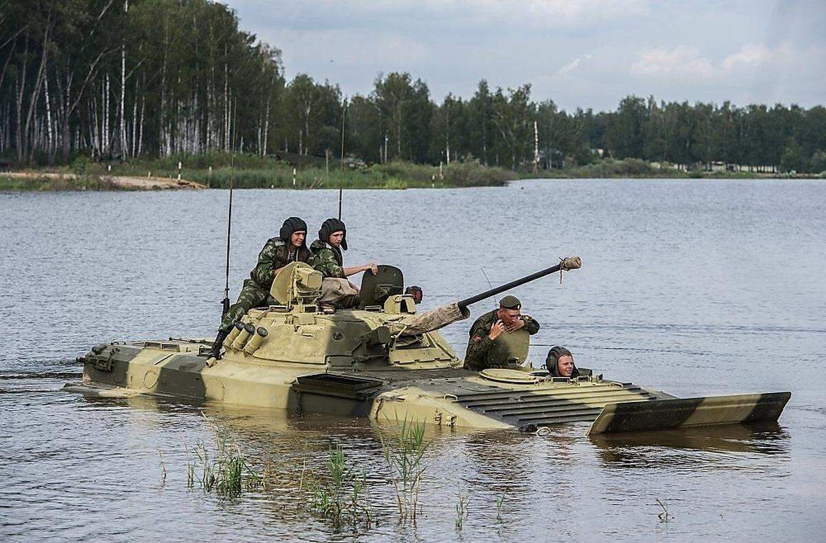 Bei einem anderen Bewerb in Alabino, dem "Suvorov Onslaught", treten Kampfschützenpanzer Modell BMP gegeneinander an, es wird mit Bordkanonen und Panzerabwehrraketen geschossen, auch auf Luftziele (Hubschrauber).