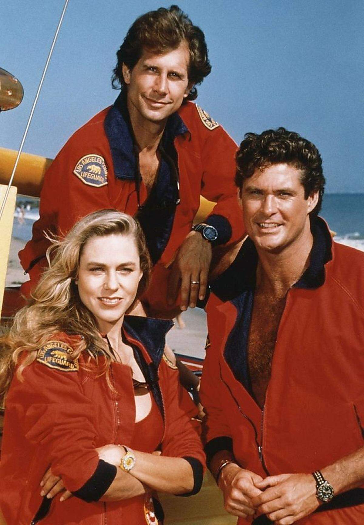 Ein Bild aus der ersten Baywatch-Staffel: Erika Eleniak (sie spielte Shauni McClain), Parker Stevenson (er spielte Craig Pomeroy) und Hasselhoff (v. l. n. r.). Die Serie war bekannt dafür, ihre Besetzung oft mit jeder Staffel beinah komplett auszutauschen. "Gesundheit" und "Jugendlichkeit" nannten die Macher der Serie als die zentralen Themen ihrer Produktion, die Szenen aus dem Leben einer Gruppe Rettungsschwimmer in Kalifornien zeigen sollte.