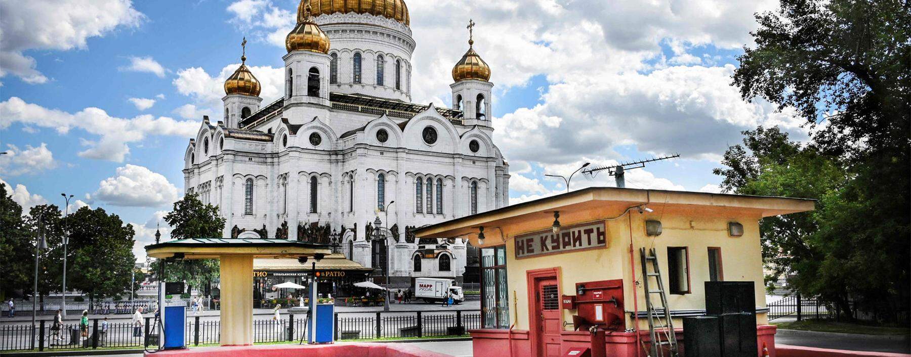 Russlands älteste Tankstelle vor der Christus-Erlöser-Kathedrale in Moskau.