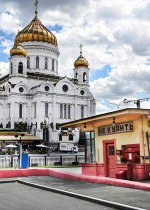 Russlands älteste Tankstelle vor der Christus-Erlöser-Kathedrale in Moskau.