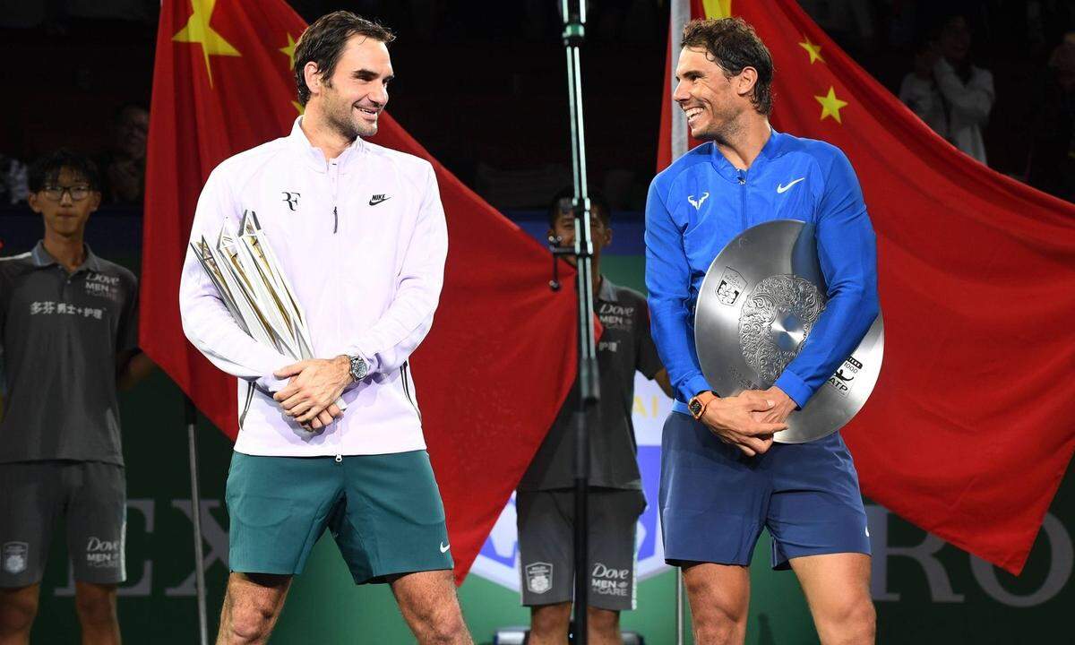 Rafael Nadal, 31 (rechts), und Roger Federer, 36, kehren nach langen Verletzungspausen auf die ATP-Tour zurück und legen im Gleichschritt ein Comeback hin, wie es die Tenniswelt noch nicht gesehen hat. Die beiden Altmeister, schon unzählige Male abgeschrieben, machen sich alle Grand-Slam-Turnier untereinander aus (Nadal: Paris, New York; Federer: Melbourne, Wimbledon) und beenden die Saison überlegen als Nummer eins und zwei der Weltrangliste. Mit Erfahrung, geschickter Turnierplanung und notwendigen Ruhepausen düpieren sie die jüngere Konkurrenz.
