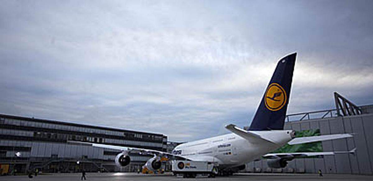 Zu einer Feierstunde auf dem Airbus-Werksgelände in Hamburg Finkenwerder werden Lufthansa-Vorstandschef Wolfgang Mayrhuber und Airbus-Chef Thomas Enders erwartet.