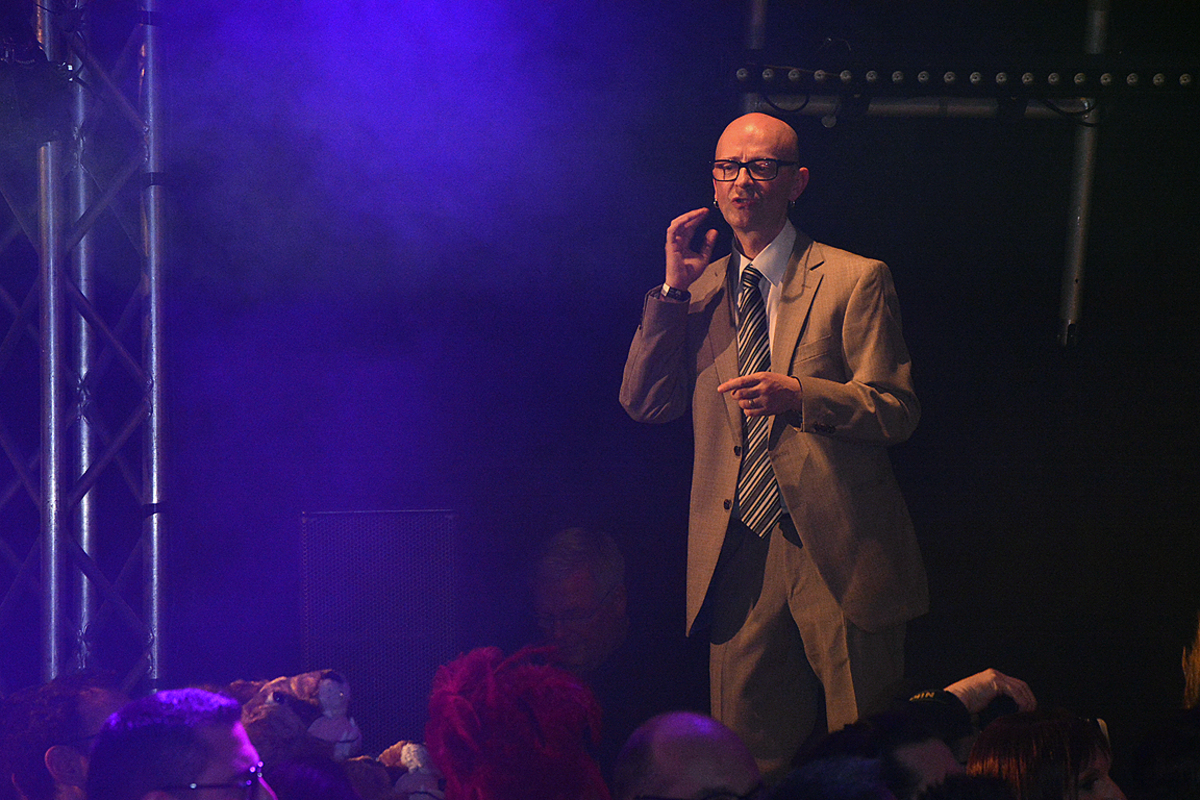 Apropos Ausgrenzung, alle Ansprachen werden am Rosenball von einem Gehörlosen-Dolmetscher übersetzt.