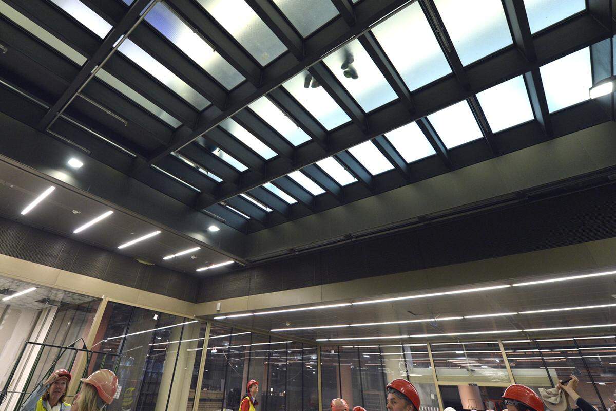Das Einkaufszentrum ist hauptsächlich im Untergeschoß angesiedelt, durch einen Glasboden kommt Licht aus der Bahnhofshalle darüber.