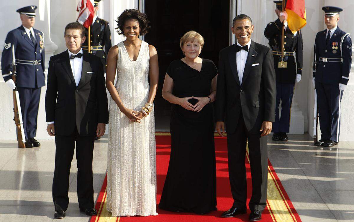 Dieses cremefarbene Naeem-Khan-Kleid holte sie ein zweites Mal für ein Staatsdinner in Deutschland hervor. Obama ist nicht nur dafür bekannt, dass sie hin und wieder günstige Kleider von der Stange trägt, sondern auch für ihr Mode-Recycling.