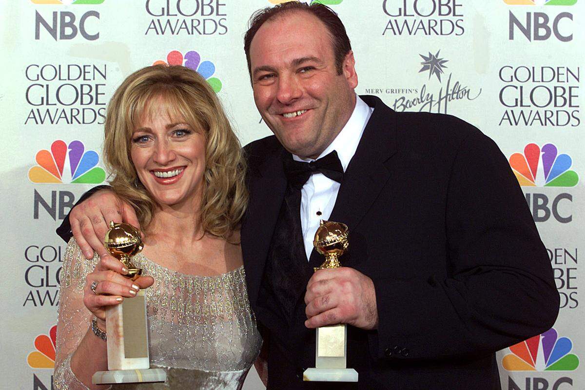 Die "Sopranos" bescherten HBO Traumquoten und den Darstellern einen wahren Preisregen. Die Serie wurde mit 21 Emmys und fünf Golden Globes ausgezeichnet. Gandolfini bekam mit drei Emmys und einen Golden Globe. (im Bild mit Co-Star Edie Falco, die Tonys Ehefrau Carmela spielte).