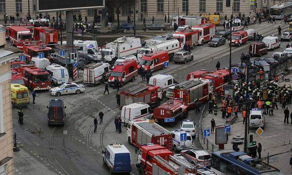 Bei einer Sprengstoffexplosion in der U-Bahn der russischen Stadt St. Petersburg sind mehrere Menschen getötet worden, Dutzende wurden verletzt, darunter auch mehrere Kinder berichteten russische Staatsmedien unter Berufung auf die Behörden.