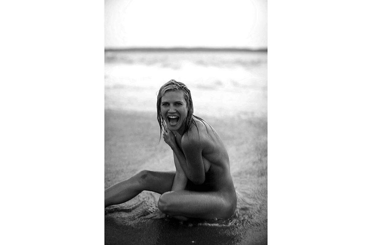 Auf ihrer Twitter-Seite postete Heidi Klum ein Foto von sich im Eva-Köstum. Nackt, am Strand - das kennen die Fans mittlerweile. Während Heidi die letzten "Nackt-Fotos" ganz ungezwungen aus dem Urlaub twitterte, folgt nun ein „professioneller Schnappschuss“. Das Schwarz-Weiß-Bild entstammt einem Fotoband von Russell James. Auf Twitter reagieren Fans etwas genervt: „Vielleicht liegt es am Sand. Immer, wenn Heidi am Strand ist, scheint sie sich die Klamotten vom Leib reißen zu müssen“. Grundtenor: „Es nervt nur noch!“