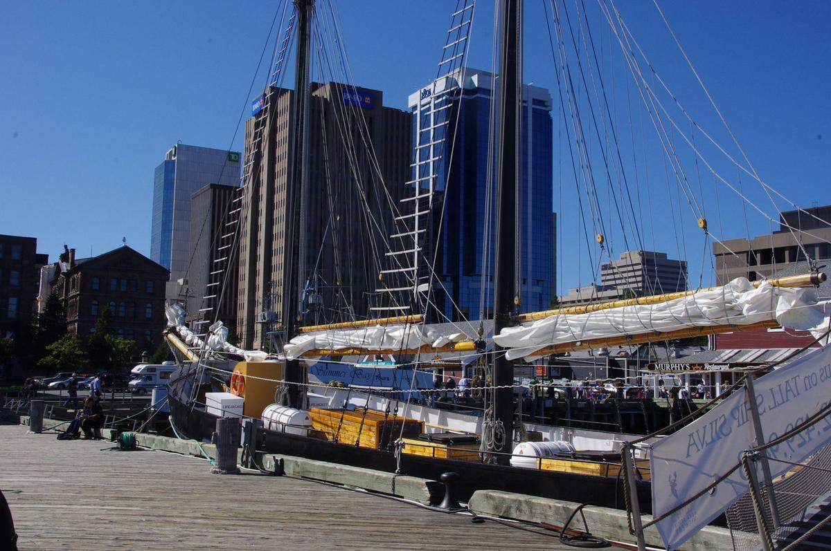 Die Hafenstadt an der Atlantikküste im Osten Kanadas ist die Hauptstadt der Provinz Nova Scotia und für ihre Schifffahrtsgeschichte bekannt. Mehr darüber erfahren kann man im Maritime Museum of the Atlantic. Ein Ausflug zur sternförmigen Zitadelle, die seit dem 18. Jahrhundert das Stadtbild prägt, ist ebenfalls ein Muss.