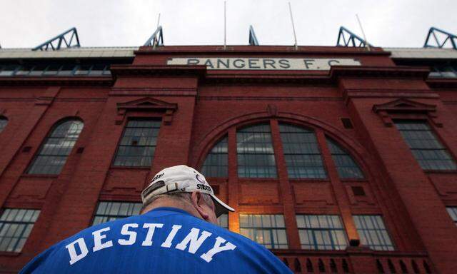 Themenbild: Rangersfan vor dem Ibrox Stadion in Glasgow