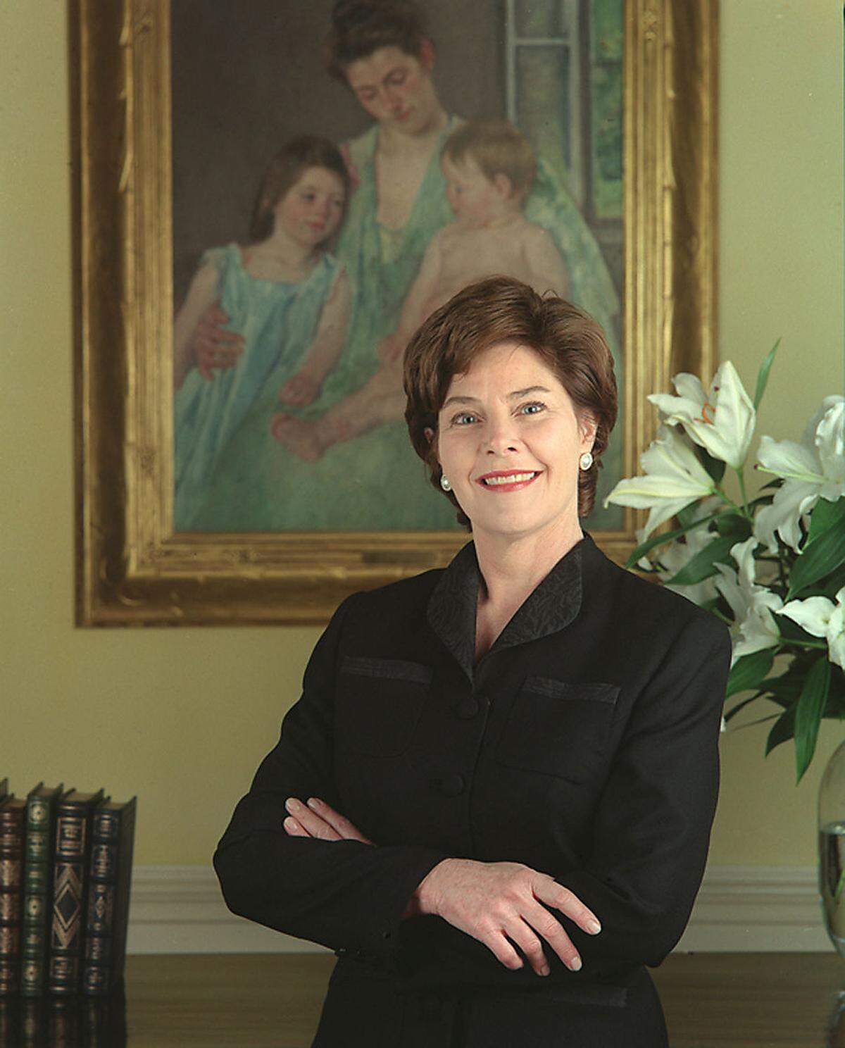 Obamas direkte Vorgängerin in der Rolle als First Lady, Laura Welch Bush, entschied sich bei ihrem ersten offiziellen Porträtfoto 2001 für eine selbstbewusste Pose, die auch an das neue Foto Melania Trumps erinnert.