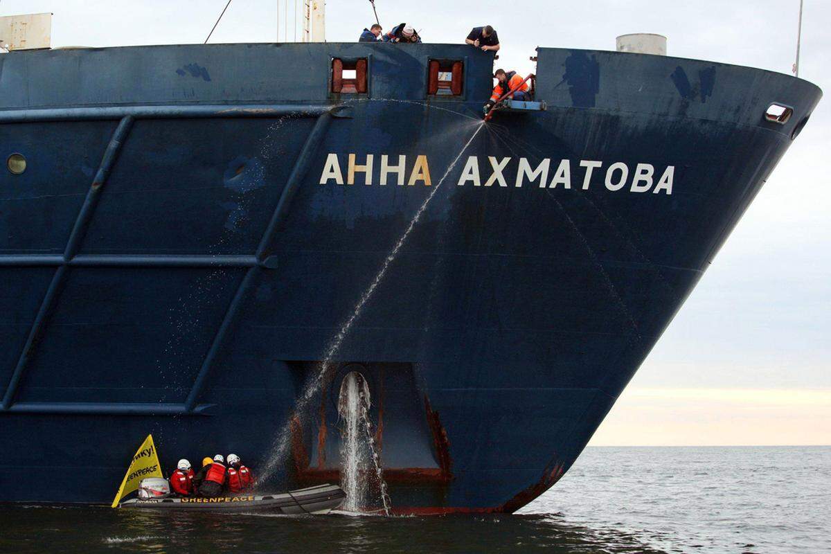 Am Montag dann die nächste Aktion. Die selben Greenpeace-Aktivisten stoppten das Versorgungsschiff "Anna Akhmatova", das Arbeiter zur Ölplattform bringen sollte.