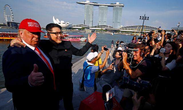 Die Doubles von Donald Trump und Kim Jong-un haben Spaß in Singapur.