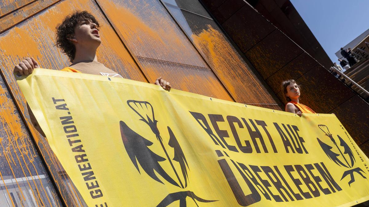 Klimaaktivisten der Gruppe Letzte Generation bei einem Protest an der WU Wien. An der Grazer TU kamen Aktionen nicht so gut an. 