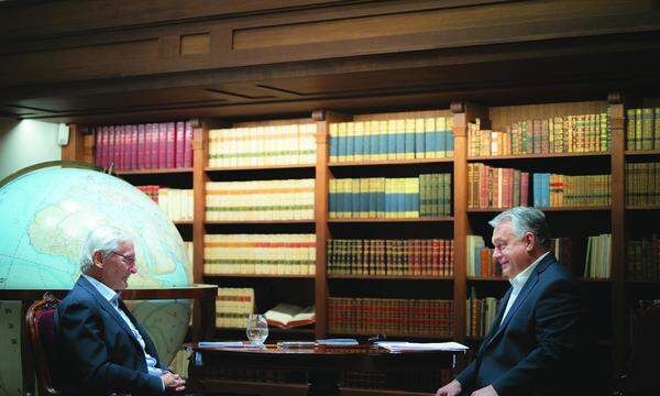 Österreichs Ex-Bundeskanzler Wolfgang Schüssel traf mit Ungarns Ministerpräsident Viktor Orbán in dessen Budapester Regierungssitz zusammen. Das Gespräch fand in der Bibliothek des ehemaligen Karmeliterklosters statt.