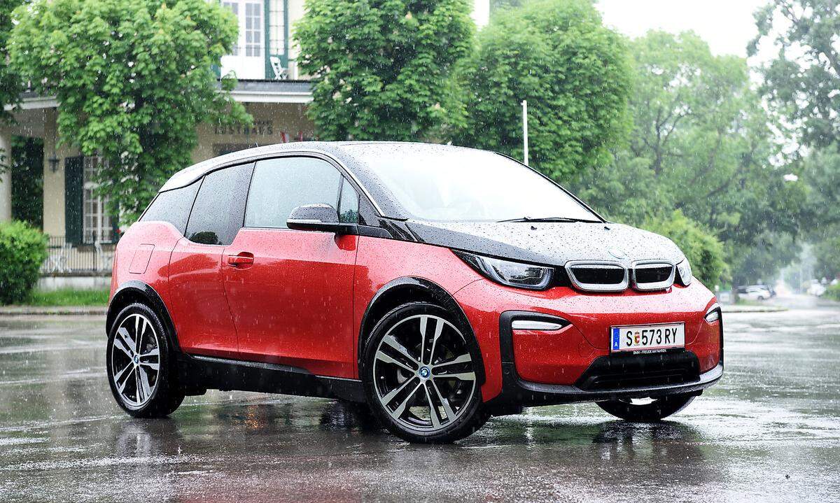 BMW war mit dem i3 einer der Vorreiter der elektrischen Mobilität. Seit 2013 gibt es das vier Meter große Modell, das in dieser Zeit äußerlich weitgehend unverändert blieb. Die Reichweite liegt bei 260 Kilometer. Preis: ab 40.300 Euro.  