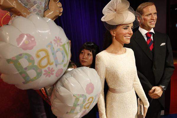 Im japanischen Ableger von Madame Tussaud's wurde das Wachs-Abbild des Elternpaares mit Ballons dekoriert.