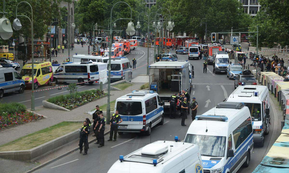 Ein 29-Jährige war am Mittwoch mit seinem Auto in der Berliner Innenstadt in eine Menschenmenge gefahren. 