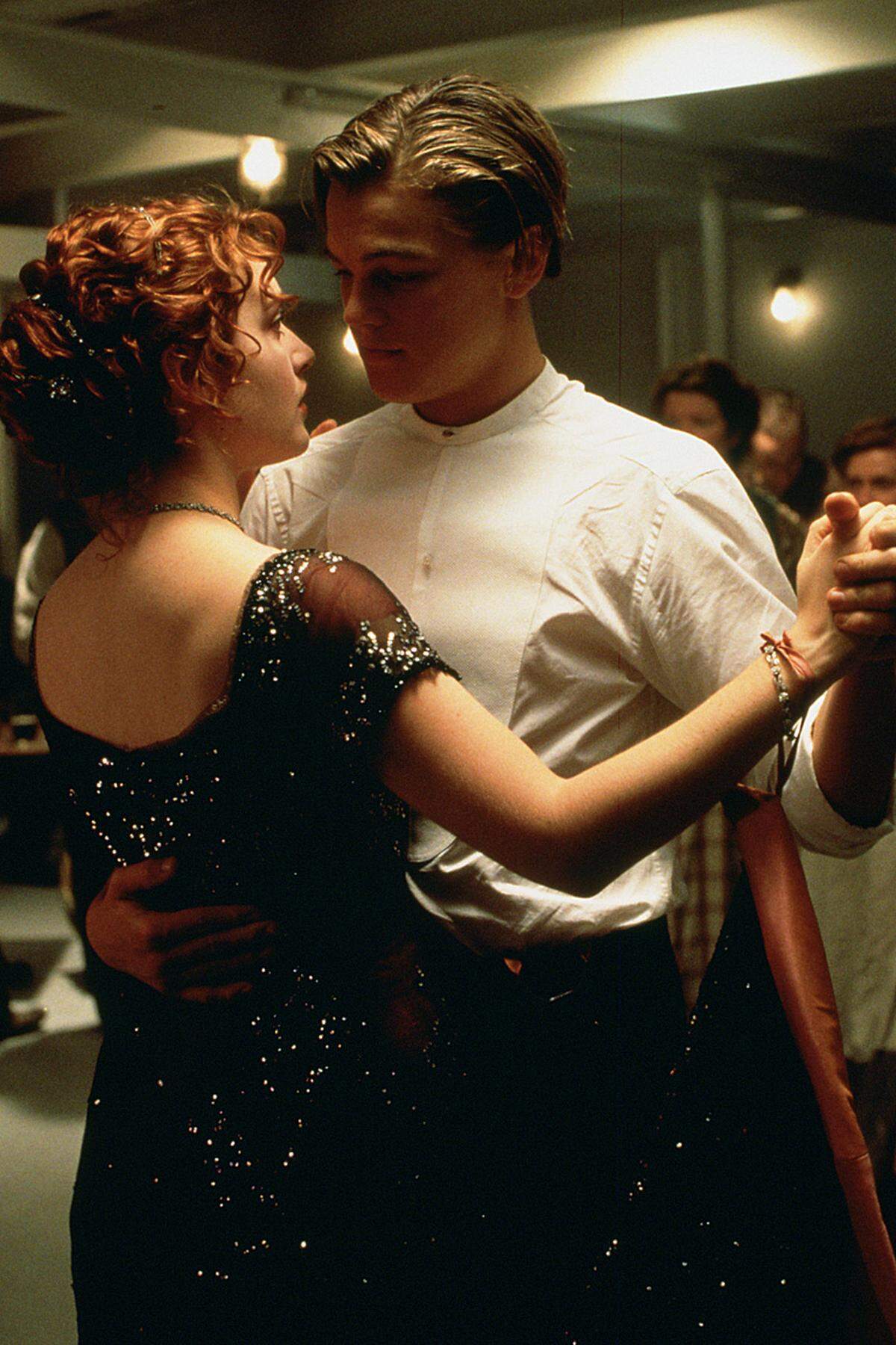 Eine "Titanic"-Version hat sich in das kulturelle Gedächtnis ganz besonders eingebrannt: James Camerons "Titanic"-Epos mit Kate Winslet und Leonardo DiCaprio als tragischem Liebespaar. Fast 15 Jahre nach der Uraufführung kam der 250-Millionen-Dollar-Film Anfang April in einer 3-D-Version noch einmal ins Kino.  Es war schon ein größenwahnsinniges Unternehmen, als sich der Perfektionist Cameron auf die möglichst detailgetreue Verfilmung der Schiffskatastrophe einließ.