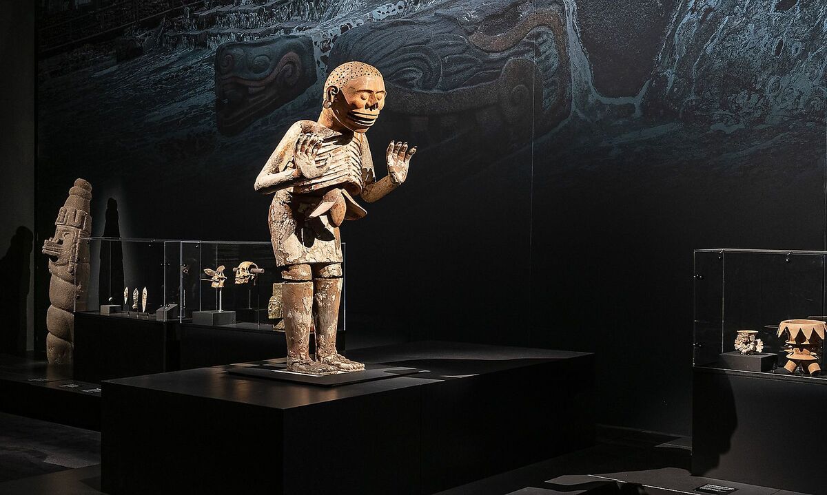 Dem Totengott hängen Leber und Galle, nimmt man an, aus dem Gerippe. Hinten links der Gott des Windes.