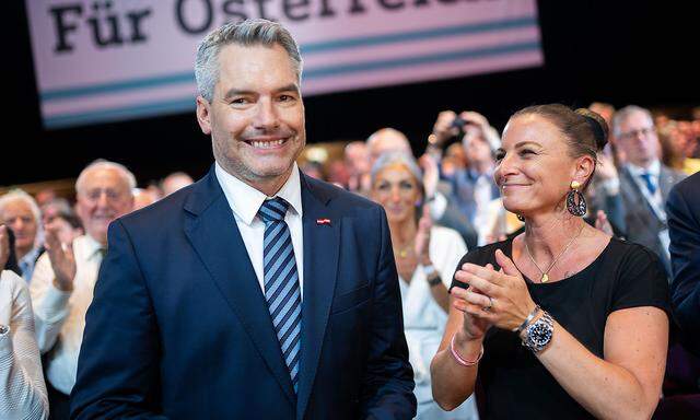 Karl Nehammmer und sei Frau Katharina bei seiner Wahl zum ÖVP-Obmann am Samstag.