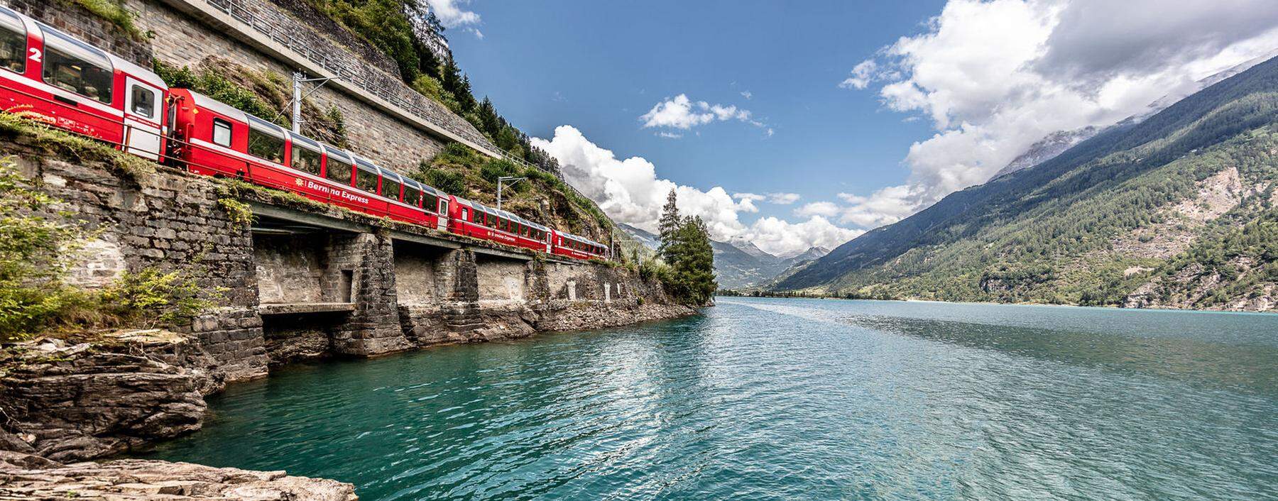 Der Bernina Express beim Lago di Poschiavo.