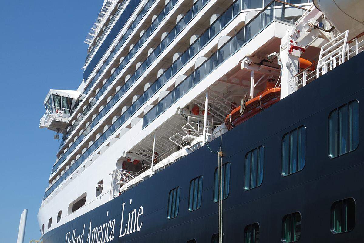 Das ist die MS Eurodam im Hafen von Kopenhagen. Sie heißt so seltsam, weil alle Schiffe der Holland-America Line (HAL) auf -dam enden, und vermutlich sind denen die holländischen Dam-Städte irgendwann ausgegangen. Die Eurodam hat 86.700 BRZ (Bruttoregisterzahl, eine Maßeinheit für das Volumen) und gehört damit zu den mittelgroßen Kreuzfahrtsschiffen.