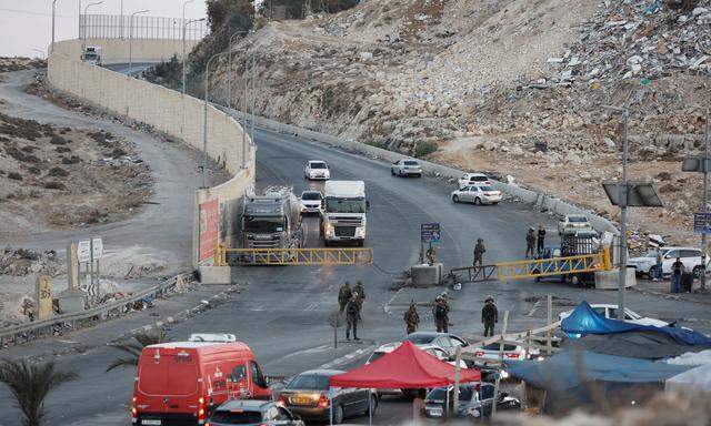 Israelische Soldaten schließen einen Kontrollpunkt in Anata während einer Fahndung nach den tödlichen Schüssen an einem Kontrollpunkt in Ost-Jerusalem.