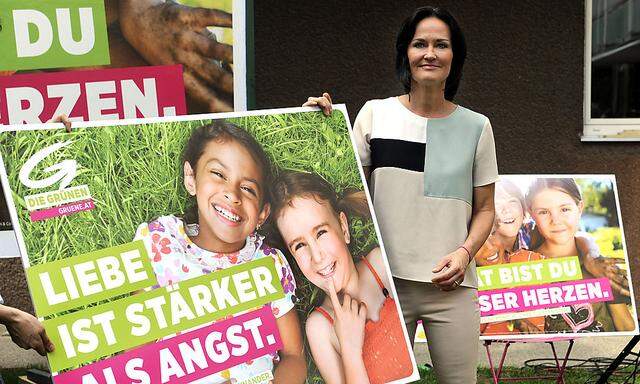 Grüne-Chefin Eva Glawischnig präsentiert die neue Asyl-Plakatkampagne