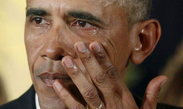  In seiner emotionalen Ansprache brach der Präsident in Tränen aus.