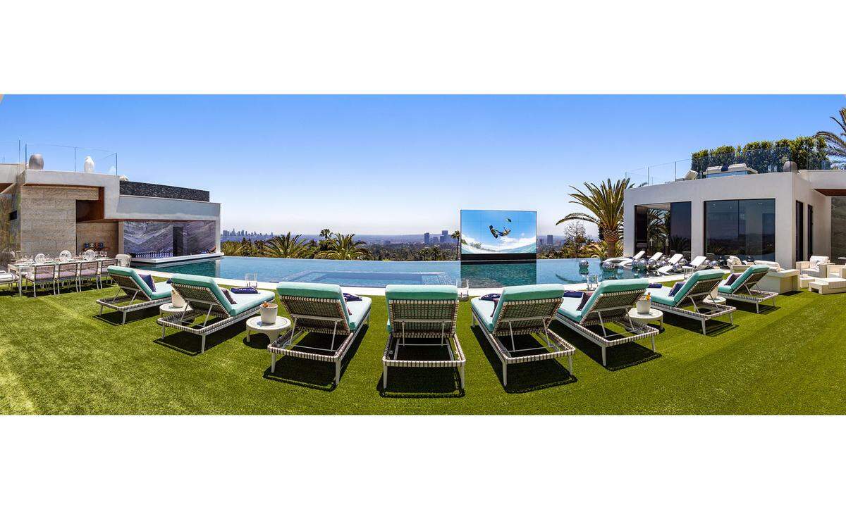 Mehr als vier Jahre lang hat der Immobilienmogul die moderne Villa in den Hügeln von Los Angeles bauen lassen.