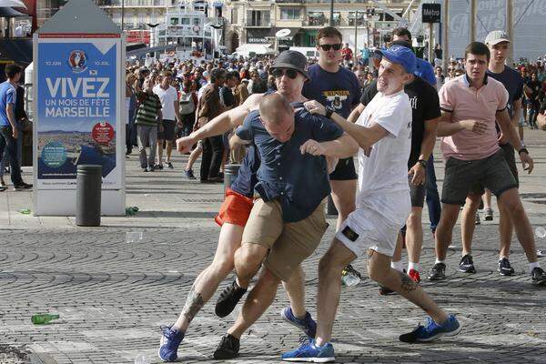 In Marseille setzte die Polizei bei den Krawallen am alten Hafen wie auch an den beiden Vortagen immer wieder Tränengas ein, um die Hooligans auseinanderzutreiben.
