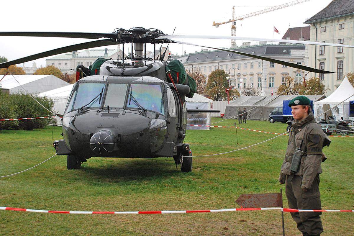 Interessierte können mit den Hubschraubertypen S70 "Black Hawk", Agusta Bell 212, OH 58 "Kiowa" und Alouette III sowie der Eurofighter-Attrappe unter der "fachkundigen Einweisung durch die Piloten und Techniker" (so das Bundesheer) auf Tuchfühlung gehen.