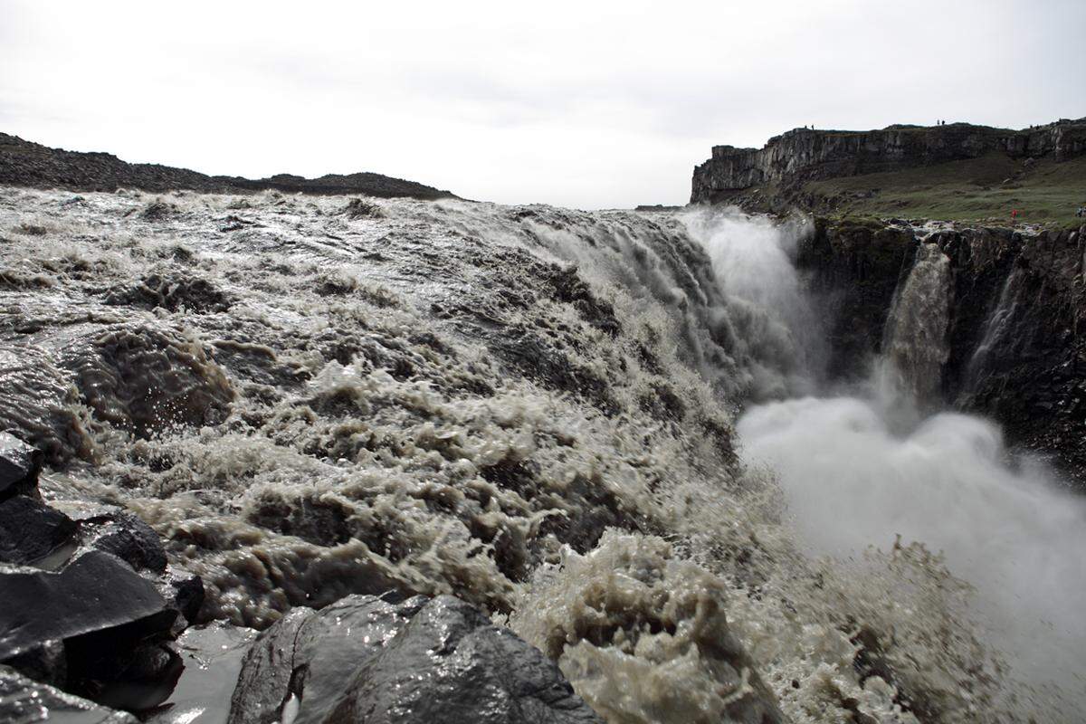 Der graue Wasserfall im Nordosten. Dettifoss ist der leistungsstärkste Wasserfall Europas. Wer sich traut, kann ihm sehr nahe kommen.
