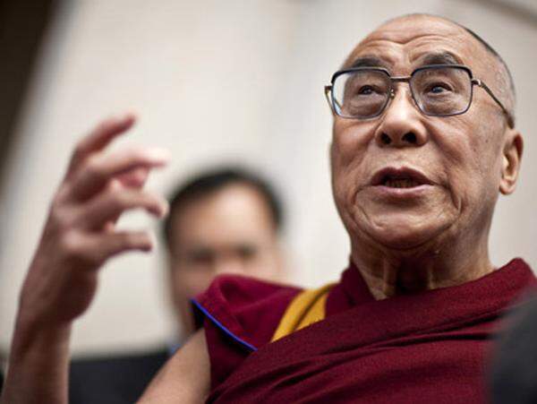 Für die Tibeter ist der Dalai Lama als 14. Inkarnation des Buddhas des Mitgefühls nicht nur geistliches Oberhaupt. Bis zum Einmarsch der chinesischen Armee in Tibet 1950 war er auch offiziell das weltliche Oberhaupt seines Volkes.
