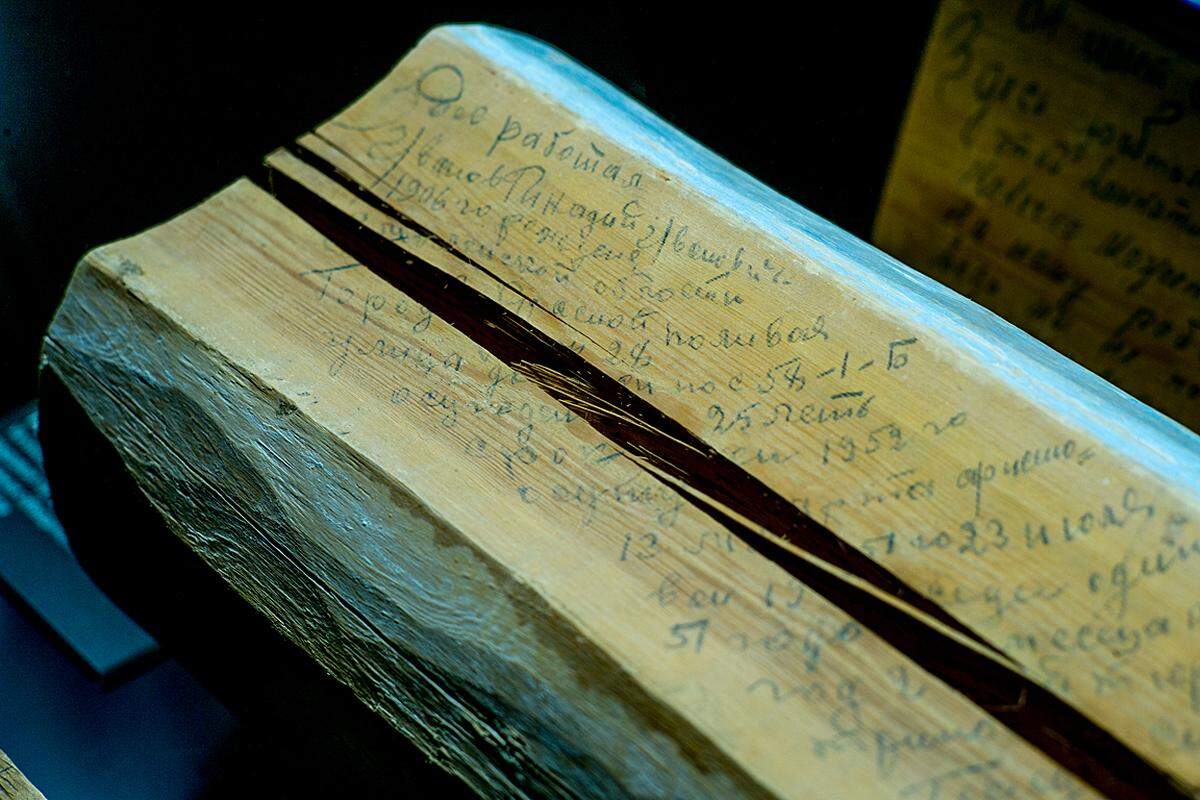 Ein Häftling notierte auf dem Holzblock Details seiner Gefangenschaft.