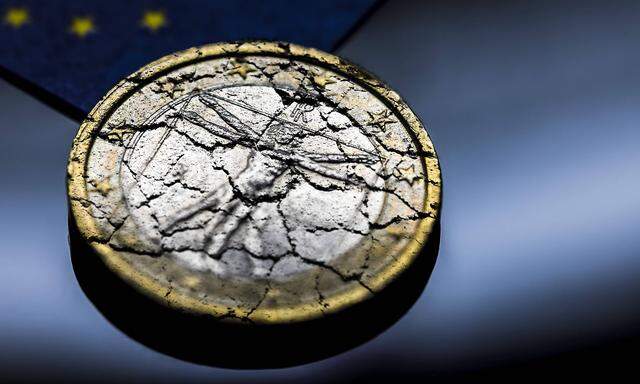 Italienische Euromuenze mit Rissen Symbolfoto Schuldenkrise in Italien *** Italian euro coin with c
