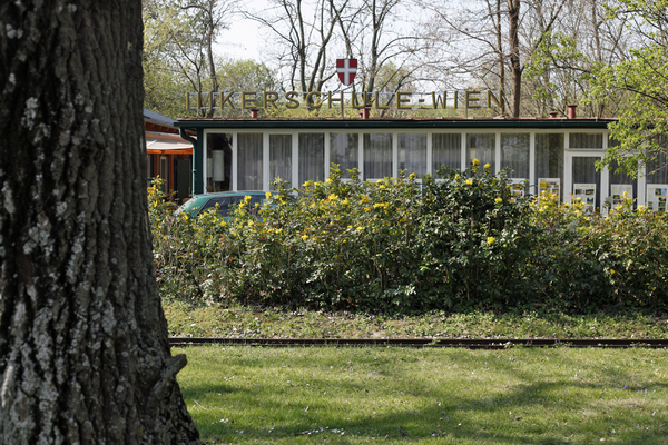 Bereits seit der Eröffnung des Donauparks betreuen die Wiener Imker hier Bienenvölker. Die Imkerschule gibt ihr Wissen auch an Kindergärten und Schulen weiter, angehende Stadtimker können hier einen Anfängerkurs buchen.