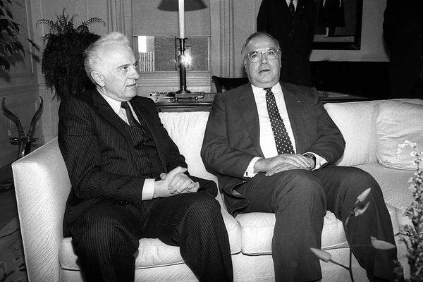 Guter Gesprächskanal in den Westen: Bereits Mitte der 80er-Jahre bemühte sich Schewardnadse um bessere Kontakte über den Eisernen Vorhang hinweg. Hier ist er, noch Jahre vor den Gesprächen über die Deutsche Wiedervereinigung, 1985 mit dem damaligen deutschen Kanzler Helmut Kohl bei einem Treffen in New York zu sehen.