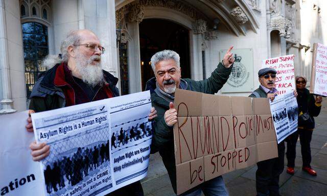 Gegner der umstrittenen Pläne demonstrierten vor dem Supreme Court in London am Mittwoch. 