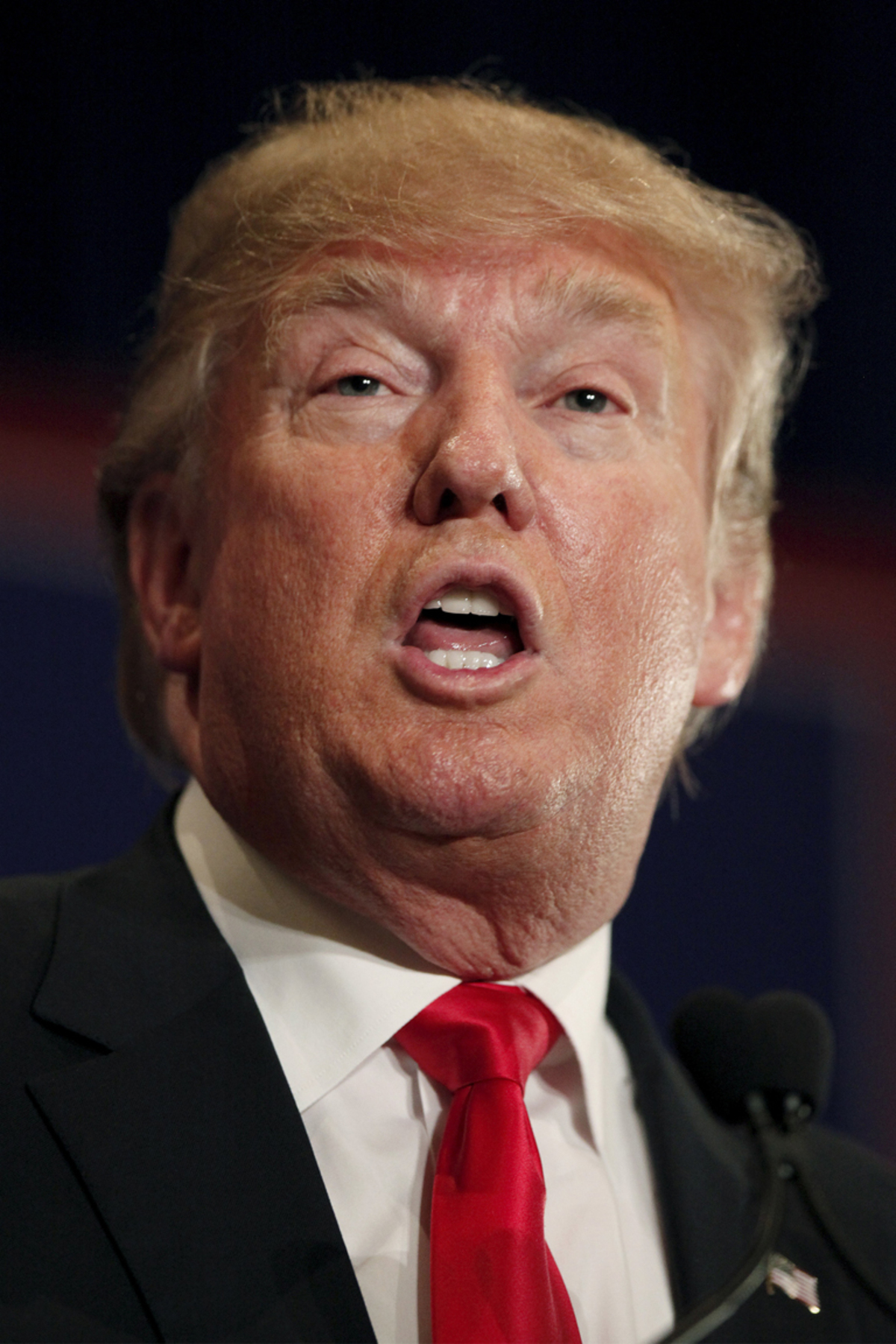 Neben dem Turnier der Sehnsüchte werden die anderen Termine des Monats Juni bei den Fußball-Aficionados nur wenig Interesse finden. Hinweisen wollen wir sicherheitshalber auf den 70. Geburtstag von Donald Trump (Bild), mit der leisen Hoffnung, dass dieser Jubeltag nicht mehr gewürdigt werden muss, da er inzwischen längst aus dem Kandidatenreigen für die US-Wahlen ausgeschieden ist. Schon eine Weile her ist es, dass Peter Handke seine „Publikumsbeschimpfung“ auf uns losließ (8.6.1966), vor 70 Jahren fiel eine US-Atombombe auf das Bikini-Atoll und vor 75 Jahren starb der deutsche Kaiser Wilhelm II. (4.6.) Wir gehen in die Sommerpause. Den im Titel angekündigten „alten Kaiser“ bringen wir dann im 2. Teil unserer Jahresvorschau.  