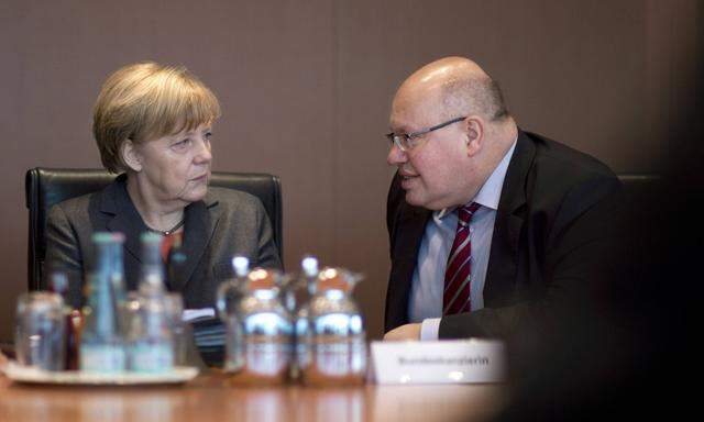 Die deutsche Kanzlerin Angela Merkel mit dem Chef des Kanzleramts Peter Altmaier.