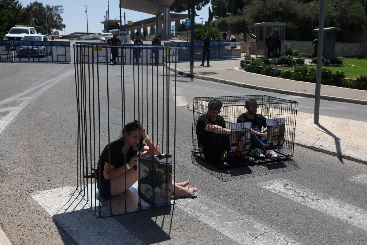 10. Juli. Angehörige von Geiseln protestieren vor der  Knesset, dem israelischen Parlament, in Jerusalem.