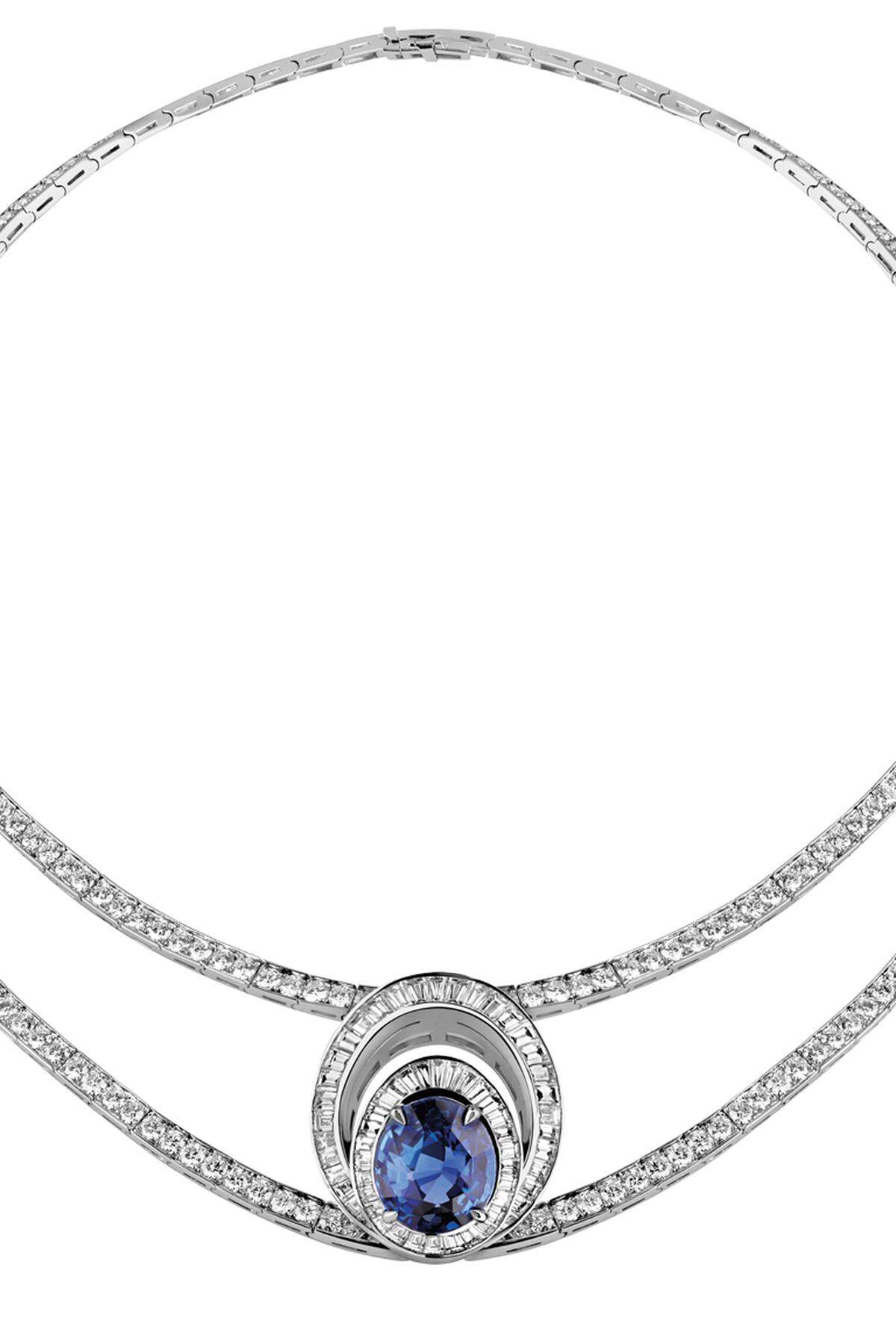 „Reine de Naples“ aus Platin 950, mit Brillanten, 16,71 ct., Diamanten im Baguetteschliff, 6,17 ct., und einem ovalen blauen Saphir, 9,41 ct.
