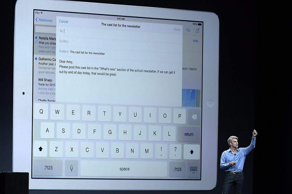Mit iOS 8 fallen gleich mehrere bisherige Beschränkungen. Apps können erstmals untereinander kommunizieren. Virtuelle Tastaturen anderer Anbieter können eingebunden werden. Zudem können jetzt Einkäufe in Apples Download-Plattform iTunes zwischen bis zu sechs Familienmitgliedern geteilt werden.