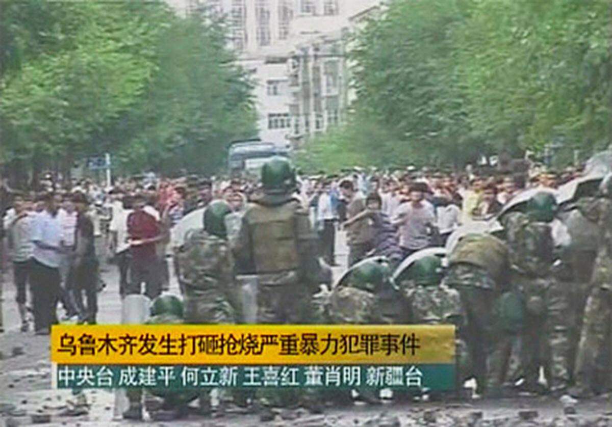 Offenbar schlug der Protest in Gewalt um, als die Polizei die Demonstration auflösen wollte. Augenzeugen berichteten, dass sich die Sicherheitskräfte und die beteiligten Uiguren ein Katz-und-Maus-Spiel geliefert hätten.