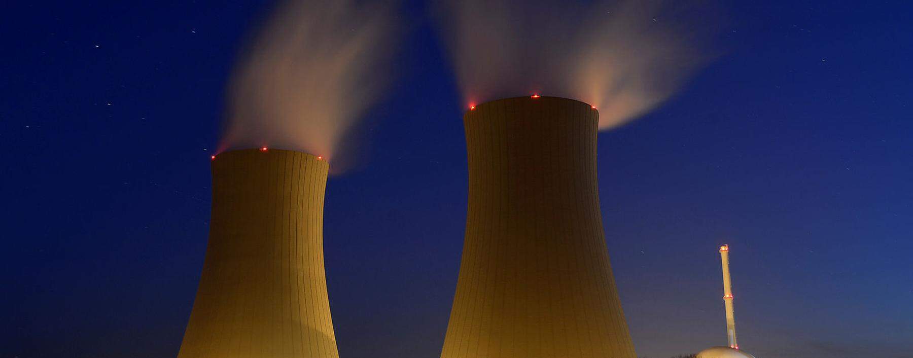 Archivbild: Das Atomkraftwerk Grohnde auf einer Langzeitbelichtung aus dem Jahr 2013.