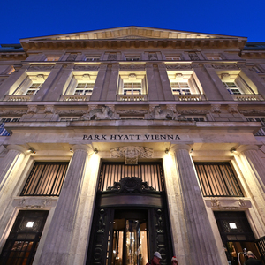 Das intensive Ausleuchten zufällig ausgewählter Bereiche zerstört das Verhältnis von Gesimsen und Ornamenten.