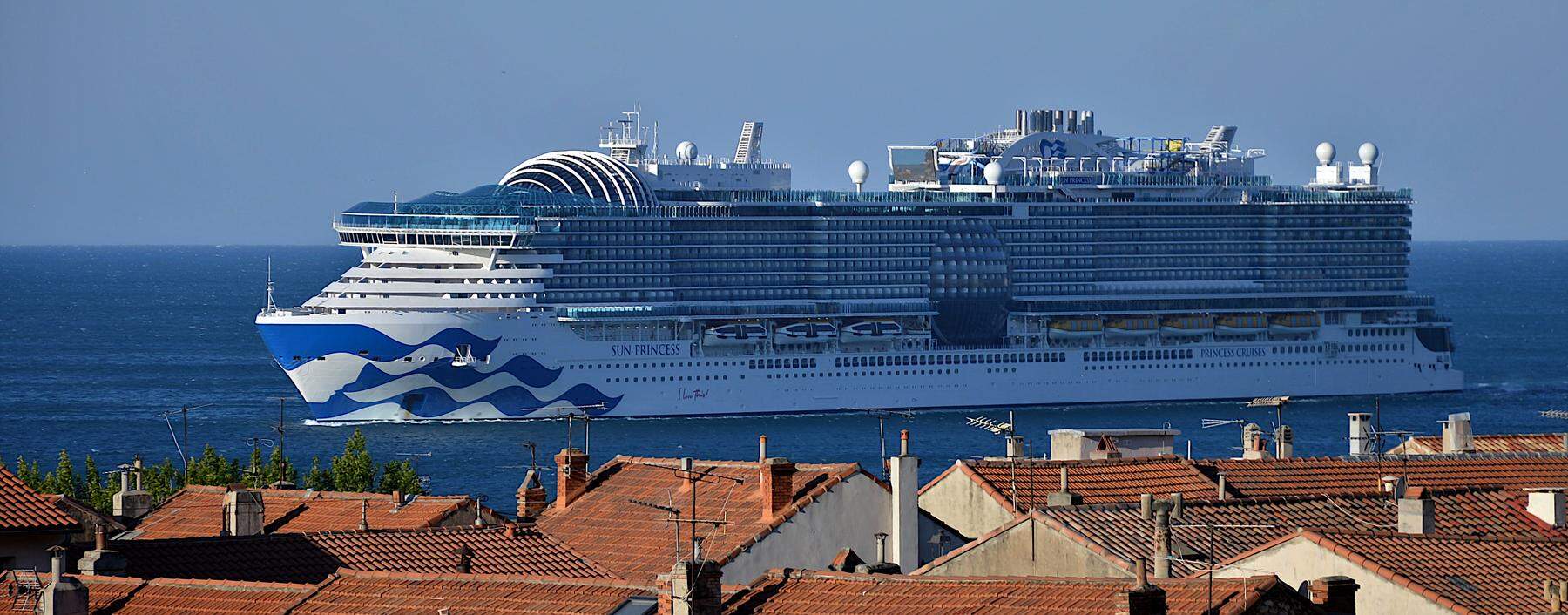 Tatsächlich so groß wie das Empire State Bulding in New York: Die in Italien in weniger als zwei Jahren gebaute Sun Princess (hier zu sehen vor Marseille).