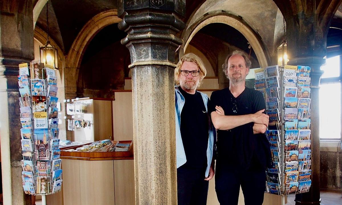 Kraler und Schett zwischen Ansichtskarten im Turm-Shop des Stephansdoms.